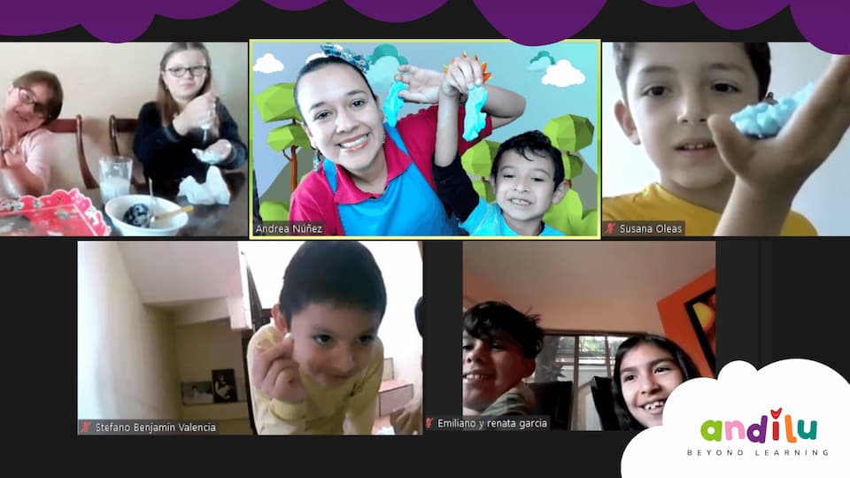 Clase en línea de Andilu con varios niños mostrando sus manualidades de reciclaje por videollamada