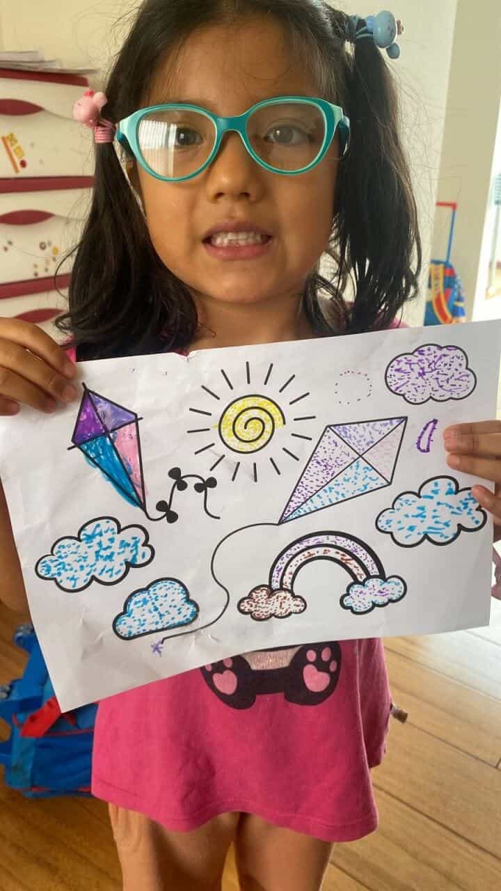Obra final de un pequeño artista con marco de flores del taller